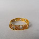 Bracelet articulé en or jaune, à décor de filigrannes.
Poids. 16,56...