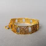 Bracelet articulé en or jaune, à décor de filigrannes.
Poids. 16,56...