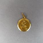 Médaille de baptême en or jaune. 
Poids. 1,75 g