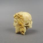 Sujet XVIIe en ivoire sculpté "Memento mori".
H. : 5,5 cm.
(accidents...