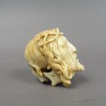 Sujet XVIIe en ivoire sculpté "Memento mori".
H. : 5,5 cm.
(accidents...
