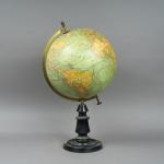 Globe terrestre XIXe, signé J. FORREST, piètement en bois noirci.
H....