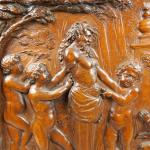 Panneau XVIIe en noyer sculpté à decor d'amours drappant une...