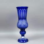 Grand vase sur piedouche en cristal bicolore.
H. : 54,5 cm.