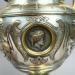 Paire d'urnes XIXe en bronze en partie argentée et marbre...