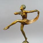 LORENZI. "Danseuse".
Sculpture en bronze sur un socle en onyx vert....