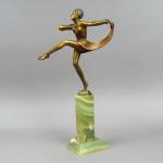 LORENZI. "Danseuse".
Sculpture en bronze sur un socle en onyx vert....