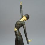 D. H. CHIPARUS. "Danseuse".
Sculpture chryséléphantine sur un scole en marbre...
