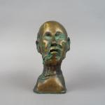ROULLAND."Portrait d'homme".
Sculpture en bronze patiné. 
Signée. 
Numérotée 872/1000.
H. 26,5 cm