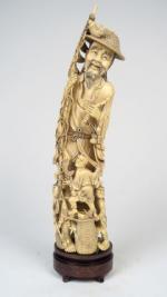 Grande statue en ivoire, représentant un pêcheur