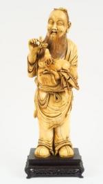 Statue en ivoire, représentant un sage présentant