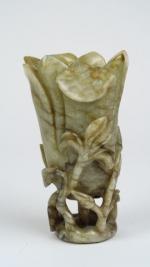 Vase en jade céladon, partiellement veiné de brun,