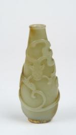 Petit vase piriforme en jade céladon sculpté à