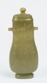 Vase couvert de forme Hu en jade céladon sculpté