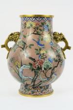 Vase de forme Hu en bronze et émaux cloisonnés, à