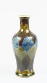 Vase balustre en porcelaine évoquant les pétales