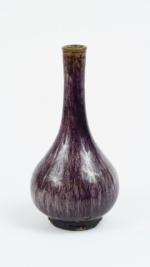 Vase pansu à long col en céramique et émail violet