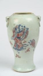 Vase balustre en porcelaine, à décor de