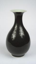 Vase bouteille en porcelaine à couverte foie de