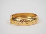 Bracelet jonc Napoléon III en or jaune, à décor gravé...