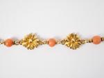 Bracelet en or jaune et perles de corail, à décor...