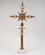 Crucifix Louis XIV en bronze et cristal.
H. : 60 cm.
(accidents)