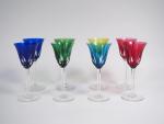 SAINT LOUIS. 
Huit verres en cristal bicolore.
Signés.
(égrenures)