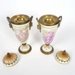 Paire de pots couverts de style Louis XVI en porcelaine,...