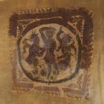 Fragment de tissu Copte ancien représentant trois danseurs dans un...
