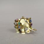 Sujet exotique "éléphant" carapaconné en ivoire, métal et pierres de...
