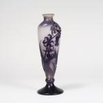 GALLE. Vase en cristallerie à décor gravé de fleurs mauves...
