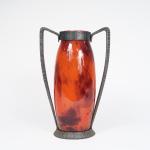 DELATTE. Vase en verre poudré orange, monture en fer forgé...