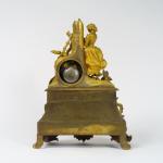 Pendule Restauration en bronze doré à décor de jeune fille...