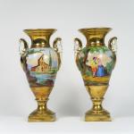 Paire de vases Restauration en porcelaine polychrome à décor de...