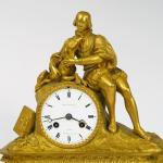 Pendule Restauration en bronze doré à décor d'un gentilhomme de...