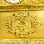 Pendule Restauration en bronze doré à décor d'un gentilhomme de...