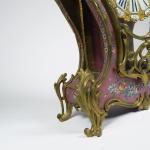 Cartel Louis XV en bronze et bois polychrome à décor...