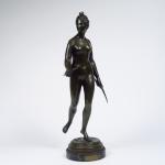 HOUDON. "Diane chasseresse". 
Sculpture en bronze à patine verte sur...