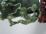 Vase couvert, de forme balustre en jade épinard, orné de...
