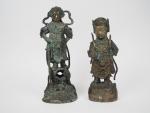 Lot de deux statuettes en bronze représentant des gardiens en...
