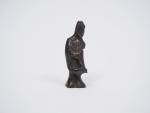 Statuette en bronze représentant la déesse de la mer tenant...