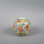 Vase boule, décor mille fleurs. 
Chine, XXème siècle.
Marque apocryphe Qianlong....