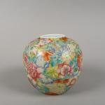 Vase boule, décor mille fleurs. 
Chine, XXème siècle.
Marque apocryphe Qianlong....