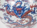 Vase de forme balustre en porcelaine, décor en bleu et...