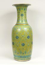 Grand vase de forme balustre en porcelaine émaillée jaune finement...