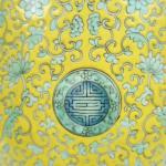 Grand vase de forme balustre en porcelaine émaillée jaune finement...