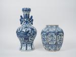 Deux vases bleu blanc de forme balustre et hexagonal, à...
