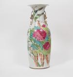 Vase balustre en porcelaine de style famille rose, à décor...