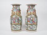 Paire de vases en porcelaine et émaux polychromes, à décor...