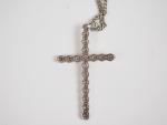 Pendentif en forme de croix en or blanc serti de...